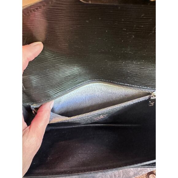 VINTAGE LOUIS VUITTON BLACK EPI DRAGONNE WRISTLET CLUTCH BAG - Picture 4 of 9